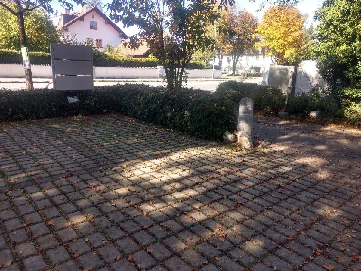 Firmenparkplatz vor dem Gebäude in der Münchner Straße 12, direkt neben der Einfahrt